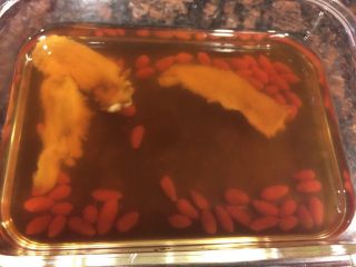 3、当归醉鸡卷,冷却的当归水倒入两百毫升花雕酒，喜欢酒味重的可多倒些。加入花雕酒的汁颜色深了些。