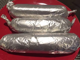 4、当归醉鸡卷,腌好的鸡腿卷起来，用锡纸包好。放锅里蒸三十分钟。