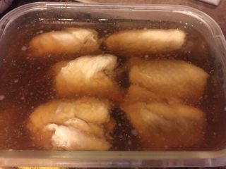 5、当归醉鸡卷,蒸好的鸡腿待凉后拆开放入准备好的汁里浸泡六小时以上。