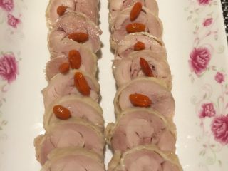 6、当归醉鸡卷,泡好切片摆盘即可。