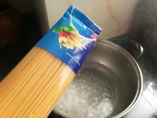 1、让人意犹未尽的凉拌意式面条,水开后,下面条煮