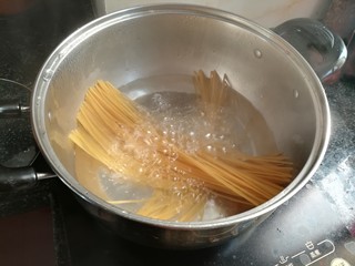 2、让人意犹未尽的凉拌意式面条,比较难煮,一定要煮13分钟以上,不然煮不透哦.