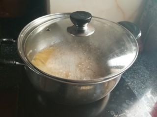 3、让人意犹未尽的凉拌意式面条,盖盖煮,为了防止溢出来,最好盖子稍微歪一点,不然善后工作很难做哦.