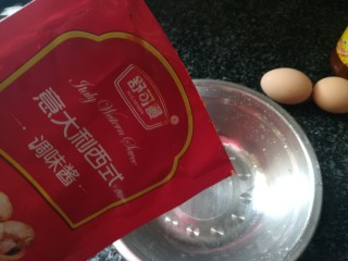 4、让人意犹未尽的凉拌意式面条,准备拌面的调料,加入意式调味酱