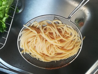 11、让人意犹未尽的凉拌意式面条,这时候面条也差不多了,捞起控水