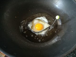 10、让人意犹未尽的凉拌意式面条,敲蛋,注意是整蛋哦,不打散