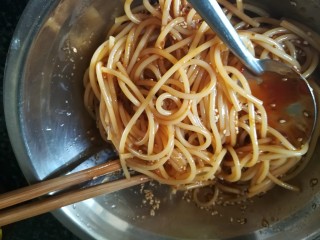 14、让人意犹未尽的凉拌意式面条,把面条放进准备好的调料里面搅拌均为