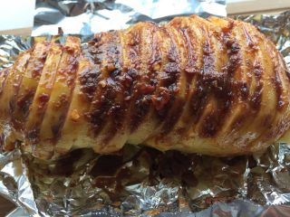 2、烤土豆,涂豆瓣酱，辣椒油，植物油，锡纸包裹