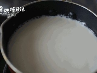 2、在这个充满恶意的寒冬，来杯热巧克力暖暖心吧,边加热边搅拌，直到锅边沸腾冒小泡。