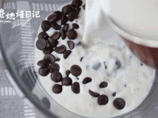 3、在这个充满恶意的寒冬，来杯热巧克力暖暖心吧,将沸腾的奶倒入巧克力币里。