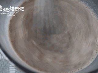 4、在这个充满恶意的寒冬，来杯热巧克力暖暖心吧,用手动打蛋器搅拌至巧克力币完全融化，就可以享用了。