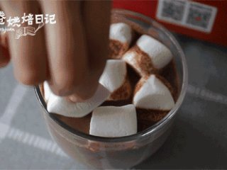 5、在这个充满恶意的寒冬，来杯热巧克力暖暖心吧,可随意放入棉花糖，一口甜在心头。