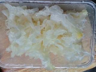 4、止咳润肺银耳羹,把泡开的银耳去黄蒂，撕小朵