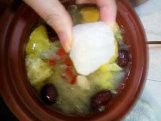 9、止咳润肺银耳羹,加入枸杞和冰糖，待冰糖完全化了就可以了