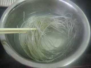 2、厦门姜母鸭（家庭版）,粉丝用温水泡软。