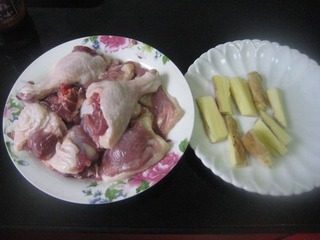 3、厦门姜母鸭（家庭版）,把鸭腿斩大块，生姜洗净拍松，切条。