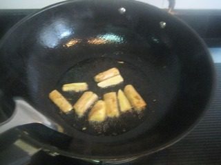 5、厦门姜母鸭（家庭版）,放入生姜煸至表皮发黄。