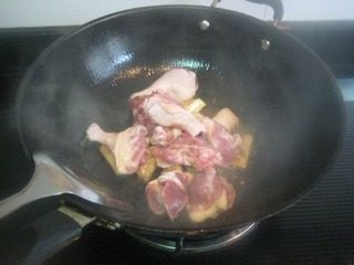 6、厦门姜母鸭（家庭版）,放入鸭块煸炒。