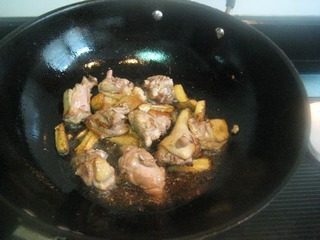 7、厦门姜母鸭（家庭版）,炒至脱水出油，鸭肉微黄。
