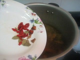 9、厦门姜母鸭（家庭版）,放入八角，桂皮，红枣。香叶，枸杞。