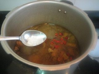 12、厦门姜母鸭（家庭版）,放入冰糖，盐。