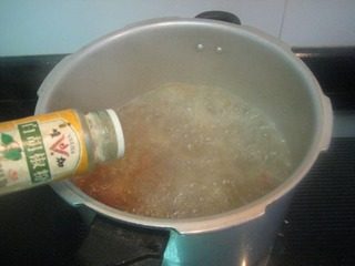 14、厦门姜母鸭（家庭版）,放入胡椒粉，盖锅盖，大火煮开，关火。