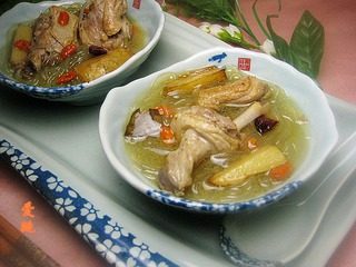 15、厦门姜母鸭（家庭版）,放些鸡精即可装盆。