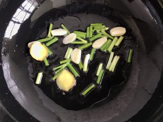 8、爆炒猪肝,另起锅放少许油，葱姜蒜爆香