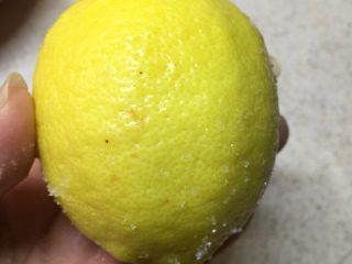 1、柠檬膏,柠檬用盐揉搓表面洗净。
