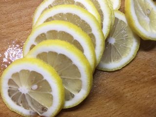 2、柠檬膏,切薄片，也不要太薄，0.8cm左右。
