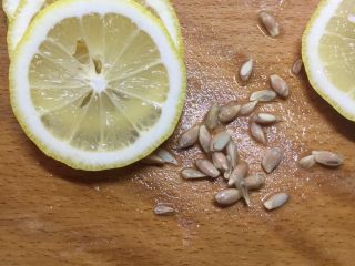 3、柠檬膏,挑去籽。