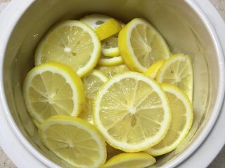 4、柠檬膏,放入炖锅。