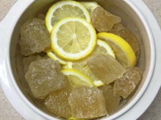 5、柠檬膏,加入冰糖。柠檬膏不用加水哦。炖的过程冰糖会融化。
