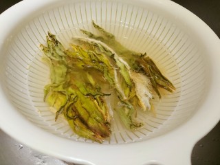 2、霸王別姬,霸王花清洗後泡熱水30分鐘，軟化的同時花蕊上的灰塵也能被泡出。