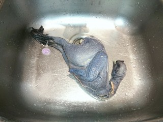 3、霸王別姬,再來就是處理雞了，我喜歡自己做這動作，大小隨我、清洗更透徹。