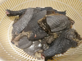 5、霸王別姬,剁好適當大小，雞翅、雞腿、雞胸、頭尾、脖子，肚子內部雞架子上的瘀血要掏乾淨，尾部的脂肪剝掉，脖子皮拉掉。