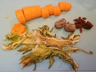 8、霸王別姬,霸王花洗好、紅蘿蔔切塊、蜜棗、枸杞備好。…杏仁沒入鏡????