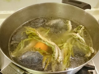 9、霸王別姬,港式湯就是材料通通下去？不是哦！杏仁、枸杞後下。中小火燒開湯頭。大概30分鐘。