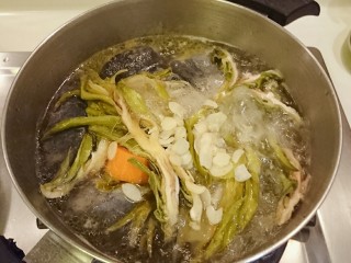 10、霸王別姬,湯頭燒開下杏仁，關小火再30分鐘。