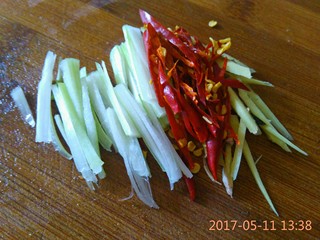 3、四川咸烧白（家庭版）,葱姜干辣椒切丝