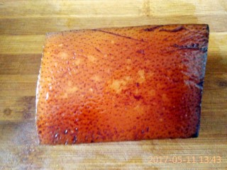 6、四川咸烧白（家庭版）,五花肉煮半个小时，趁热用牙签把皮扎孔摸老抽。一定要趁热摸，热胀冷缩，冷了就不吸收了。