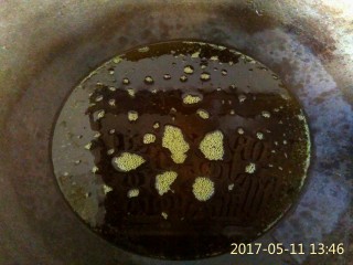 7、四川咸烧白（家庭版）,锅里倒油，油五分熟。