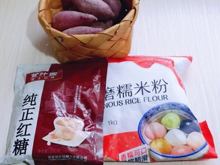 1、补血养颜～低脂紫薯红糖糯米饼,准备食材: 我买的紫薯比较小，大小有差异，数量自己掌握，我用的紫薯约110g，将紫薯去皮，洗干净！