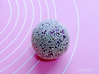 12、补血养颜～低脂紫薯红糖糯米饼,裹均匀芝麻后用手轻轻捏实，揉圆再压扁！