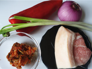 1、辣白菜生爆回锅肉,材料准备。