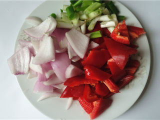 2、辣白菜生爆回锅肉,将蔬菜洗净切好。