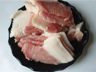 3、辣白菜生爆回锅肉,猪肉切片。