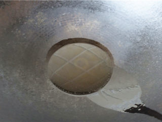 4、辣白菜生爆回锅肉,锅里放入适量食用油，烧热。