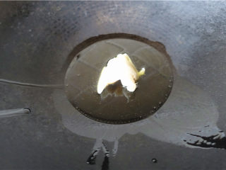 5、辣白菜生爆回锅肉,放入少许猪油。