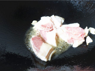 6、辣白菜生爆回锅肉,油烧至7成热，放入猪肉翻炒。